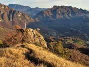 68 Dalla cima scendo la dorsale di cresta con splendido panorama